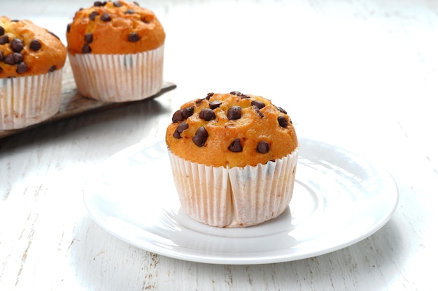 chipmuffin al cioccolato su sfondo bianco