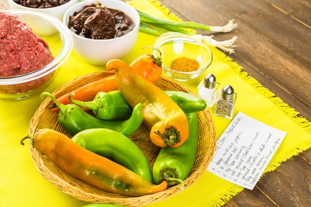 Chipotle di manzo a basso contenuto calorico e peperoncini ripieni di fagioli.