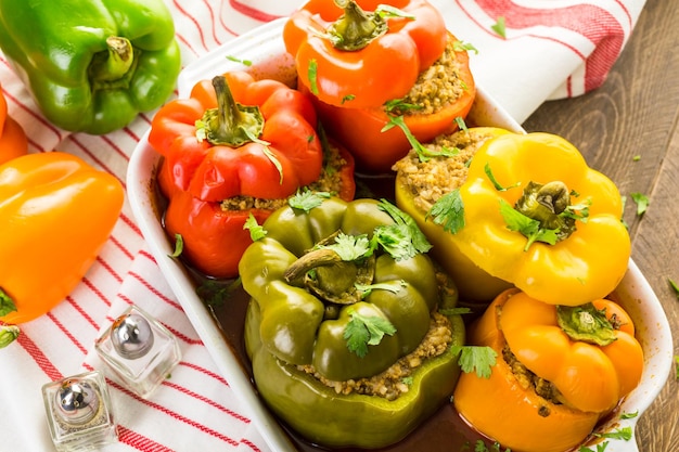 Chipotle di manzo a basso contenuto calorico e peperoncini ripieni di fagioli.