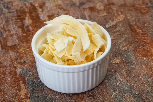 Chips al cocco nella ciotola