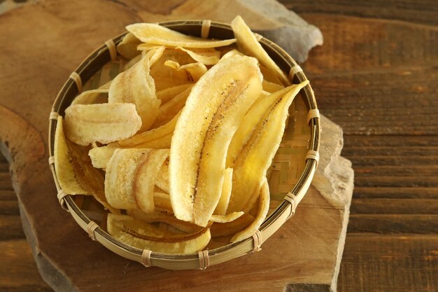 Chips croccanti di banane banana affettata fritta o al forno Servita in cestino di bambù