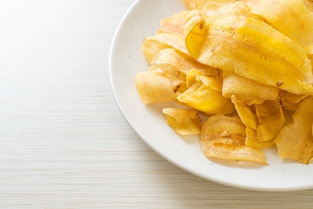 Chips di banana croccante - banana affettata fritta o al forno
