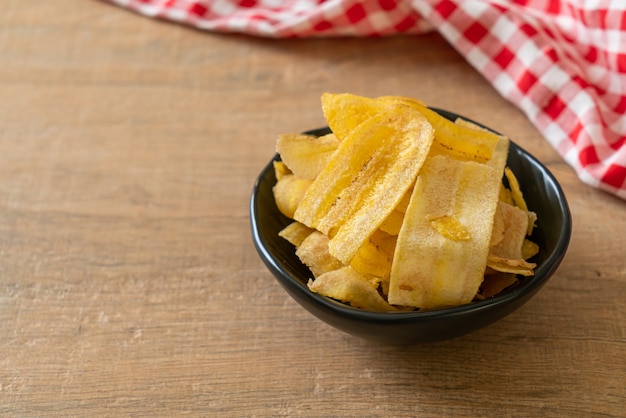 Chips di banana croccante - banana affettata fritta o al forno