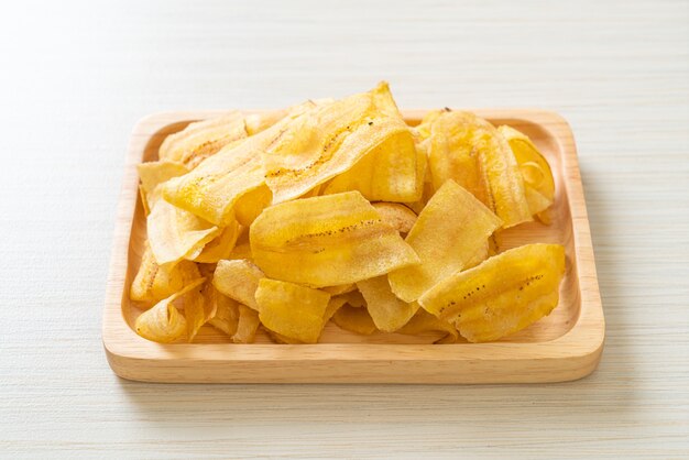 Chips di banana croccante - banana affettata fritta o al forno