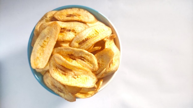 Chips di banana in stile indonesiano, famose per essere dolci e croccanti, pronte per essere sol