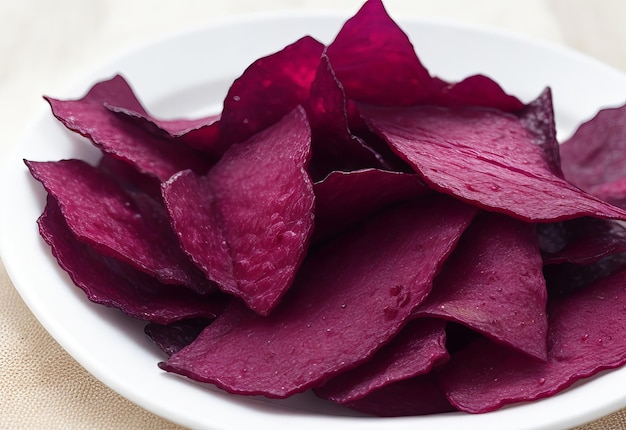 Chips di barbabietola secca isolati su sfondo bianco