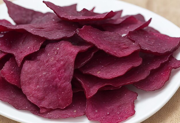 Chips di barbabietola secca isolati su sfondo bianco