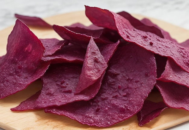 Chips di barbabietola secca isolati su sfondo bianco