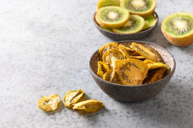 Chips di kiwi secchi e freschi dessert biologico vegano