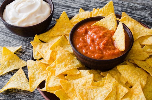 Chips di mais al nachos con salsa di pomodoro e formaggio piccante.