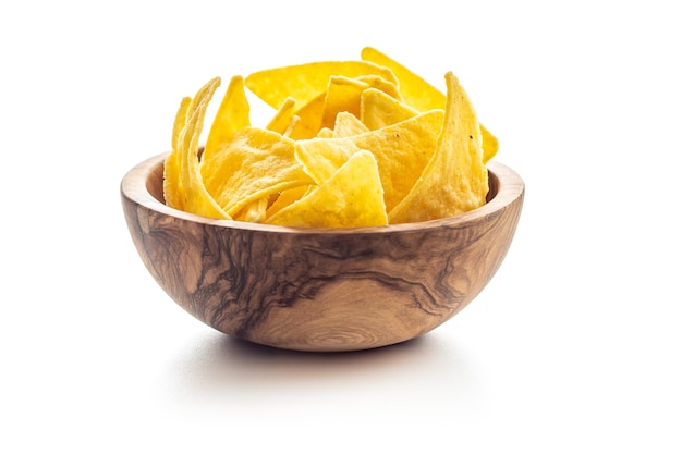 Chips di nacho di mais Tortilla chips gialle in una ciotola isolata su sfondo bianco