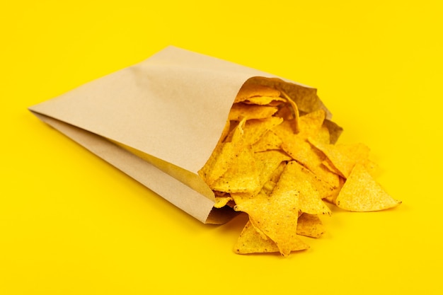 Chips di nachos croccanti in un sacchetto di carta per comodità.