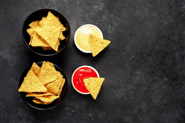 Chips di nachos messicani su un tavolo di pietra