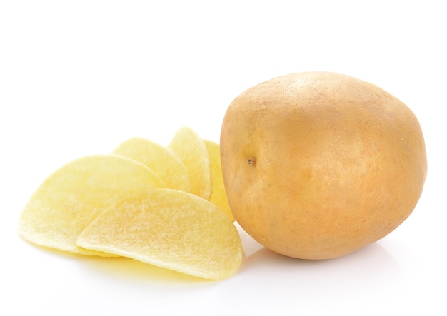 Chips di patate su una superficie bianca