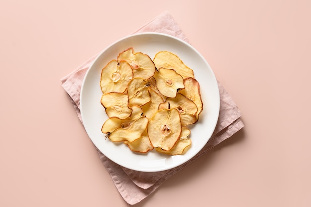 Chips di pera di frutta su uno sfondo beige dessert vegano senza zucchero vista dall'alto