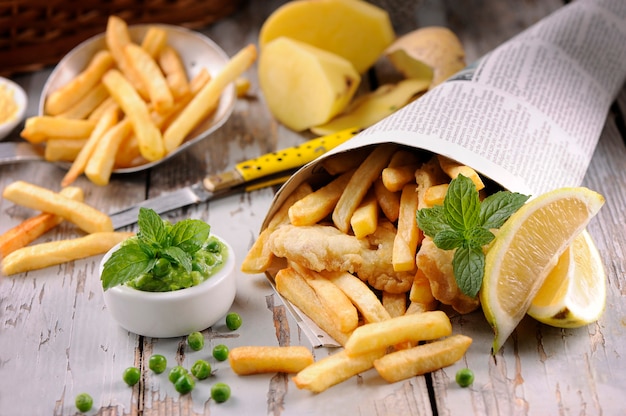 Chips di pesce in tavola di legno