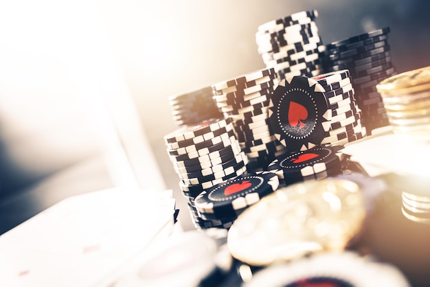 Chips di poker su un tavolo Concetto dell'industria del gioco d'azzardo