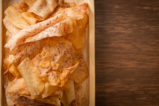 Chips di taro croccanti - taro affettato fritto o al forno