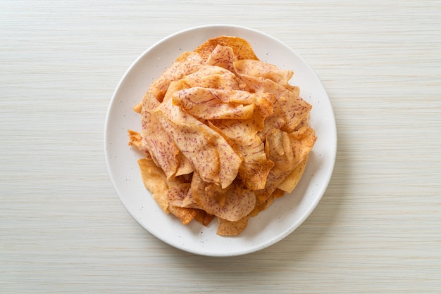 Chips di taro croccanti - taro affettato fritto o al forno