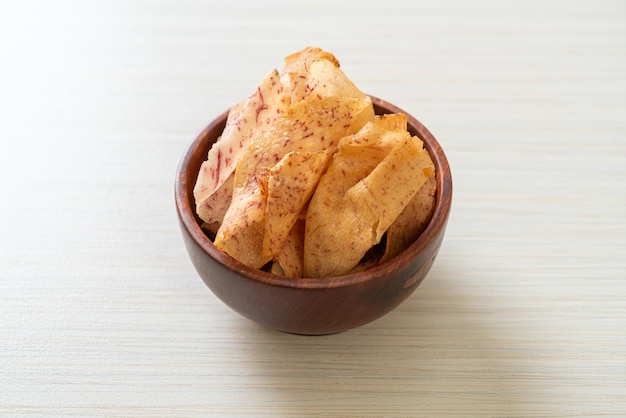 Chips di taro croccanti - taro affettato fritto o al forno