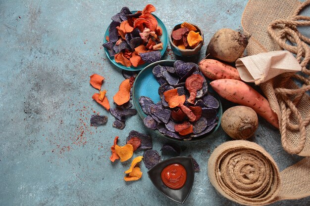 Chips di verdure al forno patate dolci al granato patata dolce viola carota e barbabietola Glutenfree