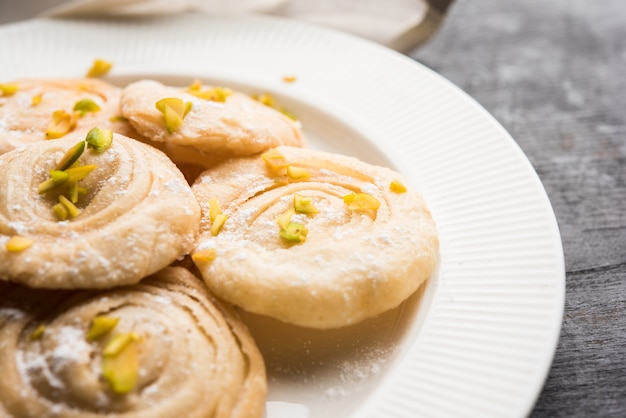 Chirote o Chiroti è un piatto dolce del Karnataka e del Maharashtra. Servito in un piatto come dessert in occasione di feste o matrimoni. Messa a fuoco selettiva