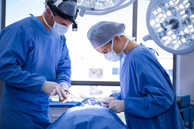Chirurghi che eseguono il funzionamento in sala operatoria