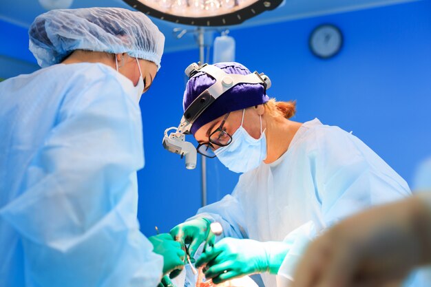 Chirurghi che gestiscono un paziente in sala operatoria