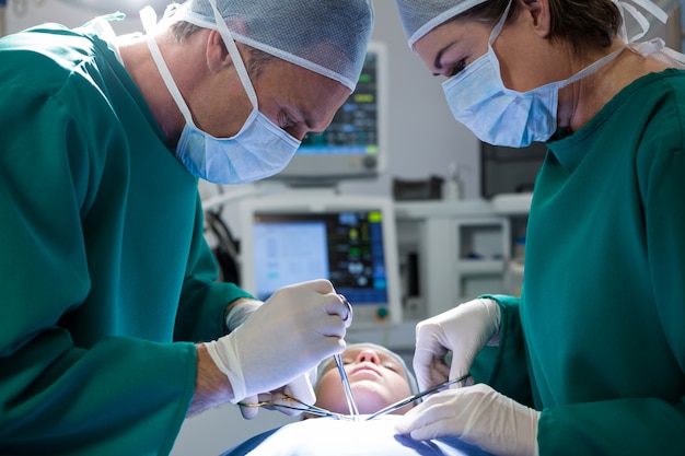 Chirurghi che operano paziente