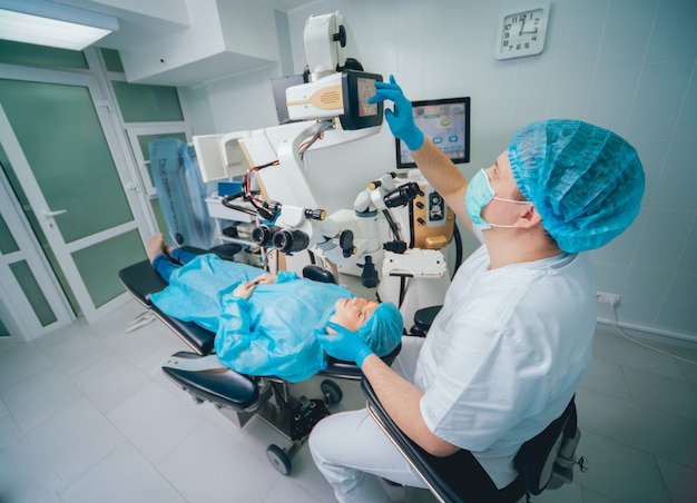 Chirurgia oculare. Un paziente e un chirurgo in sala operatoria durante la chirurgia oftalmica. Correzione della vista