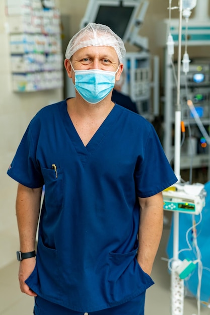 Chirurgia professionista in maschera Chirurgo maschio che guarda la fotocamera in ospedale