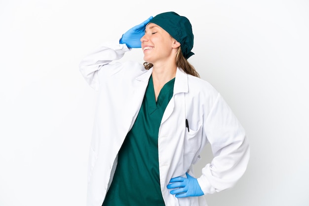 Chirurgo donna caucasica in uniforme verde isolata su sfondo bianco ha realizzato qualcosa e intendeva la soluzione