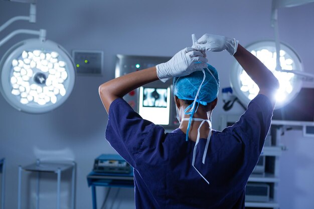 Chirurgo donna che indossa una maschera chirurgica in sala operatoria in ospedale