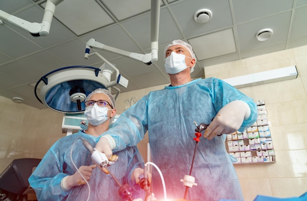 Chirurgo maschio in uniforme di emergenza. Chirurgia professionista in maschera che lavora in ospedale.