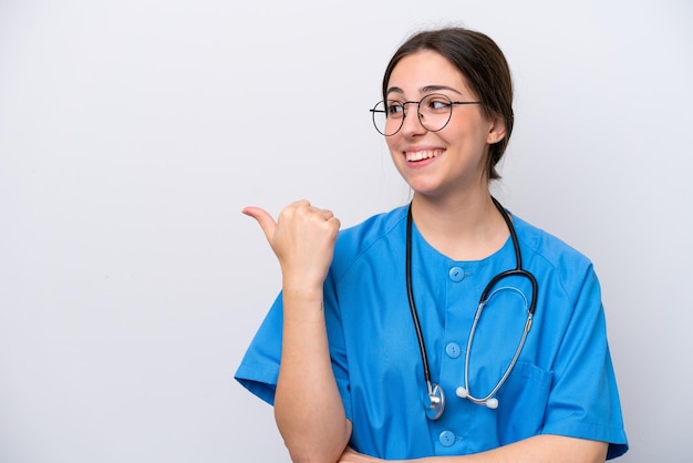 Chirurgo medico donna in possesso di strumenti isolati su sfondo bianco che punta al lato per presentare un prodotto