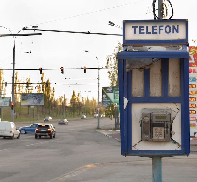 Chisinau Moldavia 16 2020 aprile Una vecchia cabina telefonica nella strada vicino alla strada da vicino
