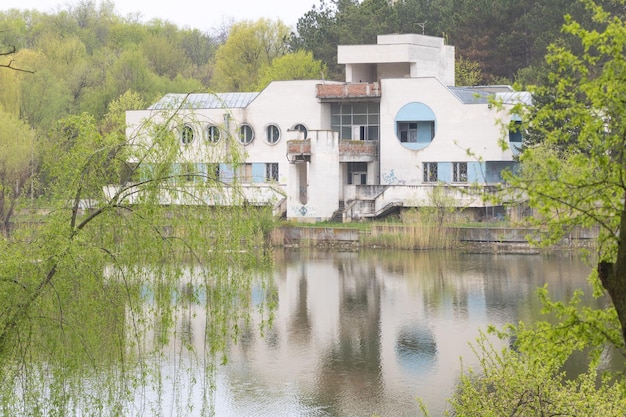 Chisinau Moldavia 20 aprile 2022 Un edificio bianco abbandonato di fronte a un lago in primavera