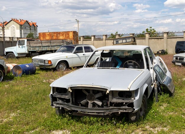 Chisinau Moldavia 5 giugno 2020 Alcune vecchie auto abbandonate senza finestre e porte