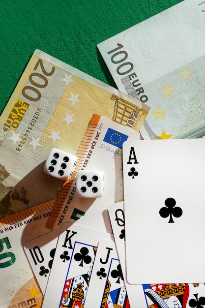 Chisinau, Moldova - 20. 12. 2020 dadi, carte da gioco su un panno verde in dollari di casinò e banconote in euro