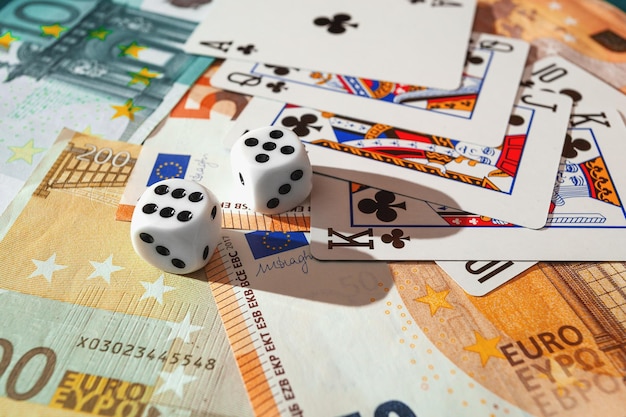 Chisinau, Moldova - 20. 12. 2020 dadi, carte da gioco su un panno verde in dollari di casinò e banconote in euro