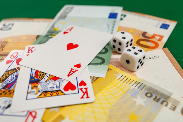 Chisinau Moldova 20 12 2020 dadi carte da gioco su un panno verde in un casinò dollari e banconote in euro