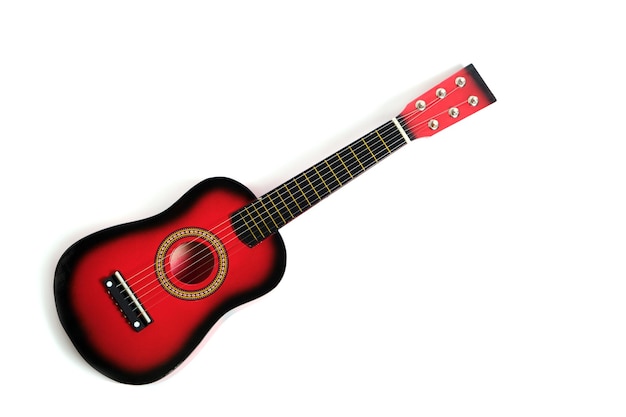 Chitarra a sei corde per bambini in rosso su sfondo bianco.