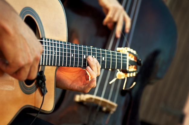 Chitarra acustica con contrabbasso in gruppo acustico durante uno spettacolo