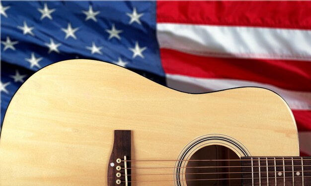 Chitarra acustica da vicino su sfondo bandiera americana