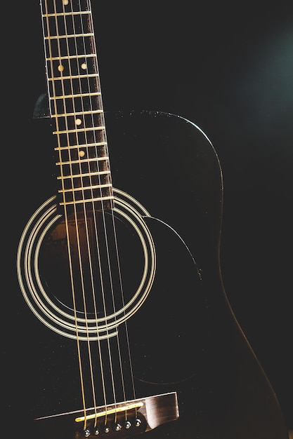 Chitarra acustica in bianco e nero la sala della musica