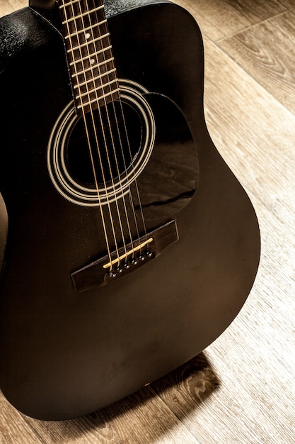 Chitarra acustica in bianco e nero la sala della musica