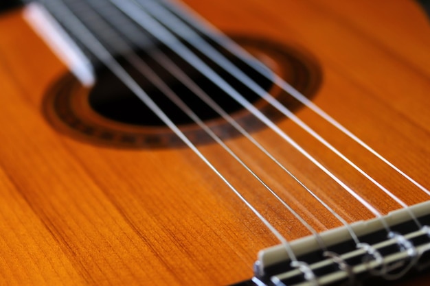 Chitarra acustica in legno naturale del primo piano