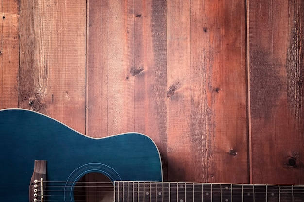 Chitarra acustica su un tavolo di legno