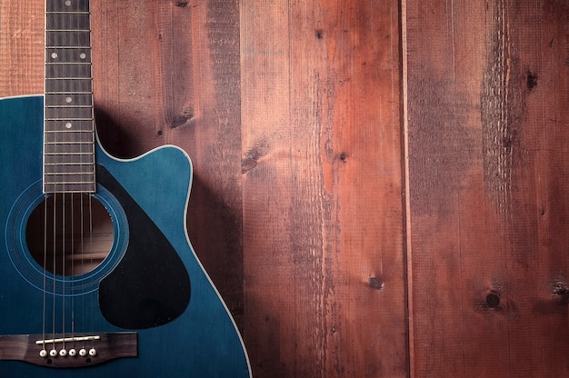 Chitarra acustica su un tavolo di legno