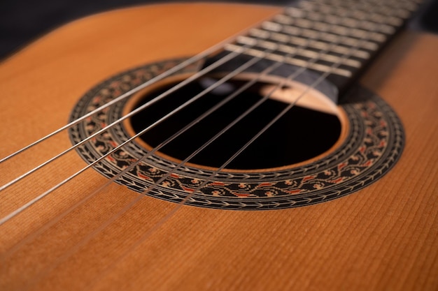 Chitarra classica su sfondo nero Concetto di chitarra acustica Perfetto per poster o carta da parati con volantini